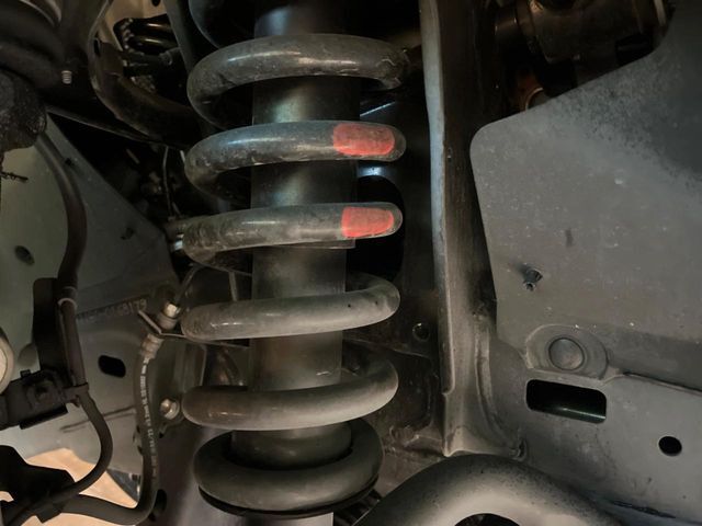 お車を安心してお乗りいただく為には、足回りの定期点検が欠かせません。サービスサポート（有償保証）では無料点検もご提供しており、安心のカーライフをお過ごしいただけるサポート体制が整っています。