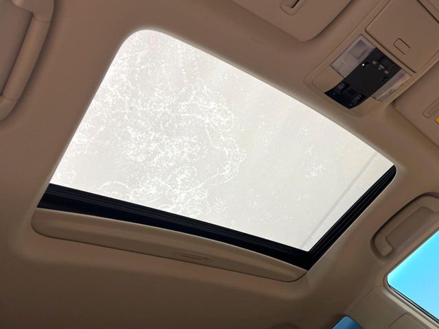 【サンルーフ】開放感たっぷりの希少装備、サンルーフが装着されています！車内に明かりを取り入れたり景色を楽しむ以外にも、車内の空気も簡単に換気できて快適です！