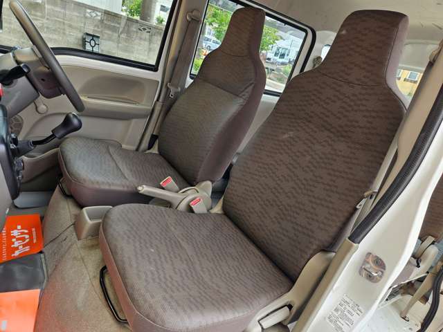 乗用車とは違い、シートは拭き取るだけで汚れが簡単に落ちます♪忙しい方もお手入れは簡単です♪