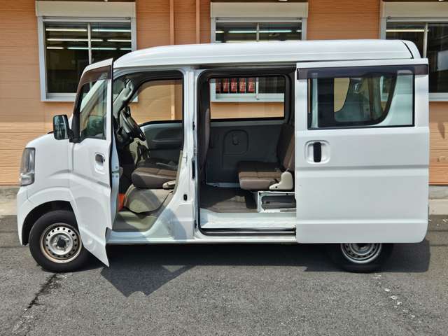 リアはスライドドアで狭い場所などでも開け閉めがしやすく、荷物の積み下ろしも楽チンです♪
