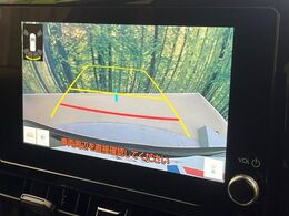 【バックカメラ】駐車時に後方がリアルタイム映像で確認できます。大型商業施設や立体駐車場での駐車時や、夜間のバック時に大活躍！運転スキルに関わらず、今や必須となった装備のひとつです！