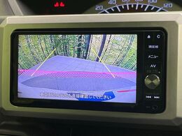【バックカメラ】駐車時に後方がリアルタイム映像で確認できます。大型商業施設や立体駐車場での駐車時や、夜間のバック時に大活躍！運転スキルに関わらず、今や必須となった装備のひとつです！