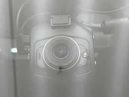 【ドライブレコーダー】安心・安全なカーライフに必須のドライブレコーダーを装備！走行中はもちろん、あおり運転や事故に遭遇した際の状況も映像で記録し、万一のリスクに備えます。