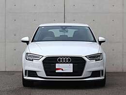 ●一目でAudiとわかる特徴的なシングルフレームグリル・LEDランプ。精悍なフロントマスクからAudiのスマートで上品なブランドを連想させてくれます。女性にも大変ご好評頂いております。