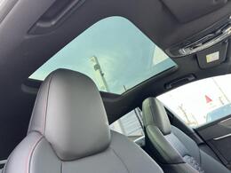 パノラマサンルーフ『高級車の代名詞サンルーフ。室内が開放感ある空間となりお子様にも人気の装備となっております。』