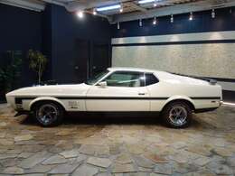 陸運局認証自社工場、大型リフト、各種専用最新テスター完備、チェックランプの診断可能！4フラトップtキャリアカー完備、フルサイズから車高の低いLOWダウン車まで搬送可能