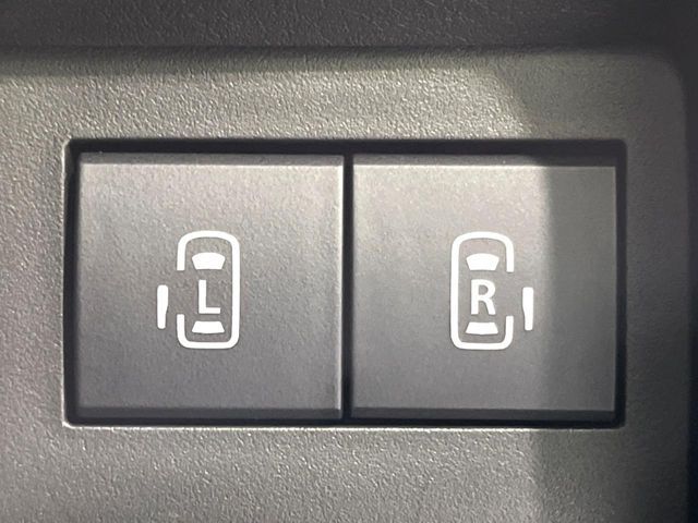 【両側パワースライドドア】スマートキーや運転席のスイッチで後席両側スライドドアの開閉が可能♪電動だから力を入れてドアを開ける必要が無く、小さなお子様でも簡単に開け閉めでき快適です♪