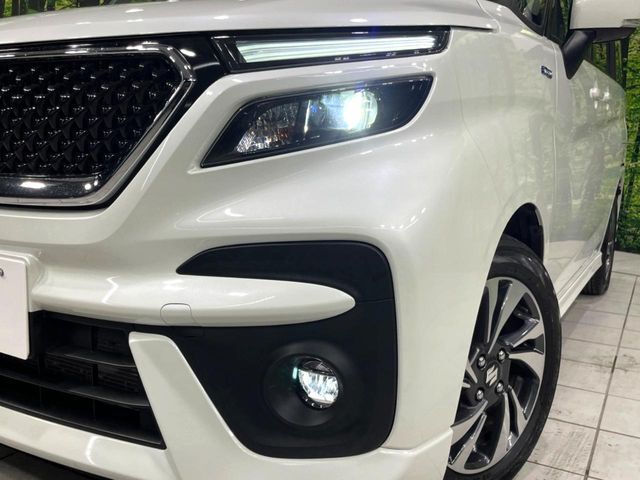 【LEDヘッドライト】悪天候や夜間走行時も良好な視界を確保し安心して運転できる高輝度LEDヘッドライトを装備！点灯速度が早く、消費電力も抑えられています。