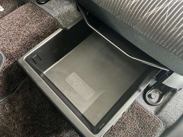 助手席の下にも収納スペースがあります。