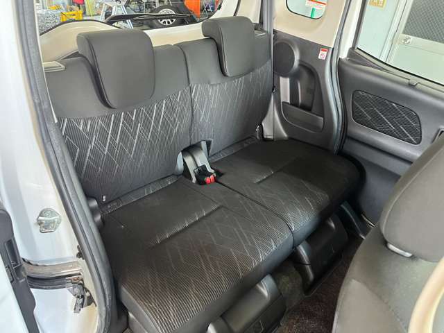 ベンチシートなので姿勢の自由度も高くどちらのドアからでも乗車可能です♪