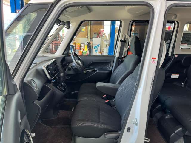 助手席も運転席同様に広く過ごしやすくなってます。