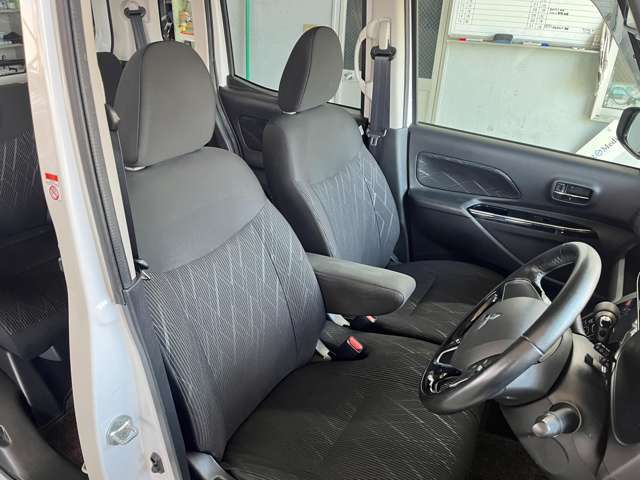 運転席の足元は広々としており、座席は大きく前後にスライド出来るので自分に合ったポジションで運転する事が出来ます。アクセルやブレーキにクセもなくとても運転のしやすい車両です。