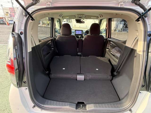 後席はシートを倒すとより広くなり大きな荷物も積めます☆