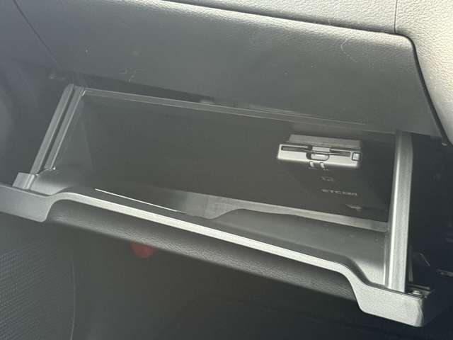 車検証などが収納できるグローブボックスも完備！