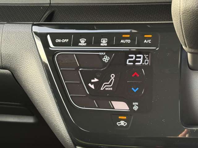 ☆タッチパネル式のオートエアコンになので、拭くだけの簡単にお手入れができます☆