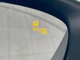 【ブラインドスポットモニタリング】走行中、ドアミラーの死角になりやすい箇所に後続車が接近するとサイドミラー付近に警告を表示、ドライバーに注意喚起をしてくれます。