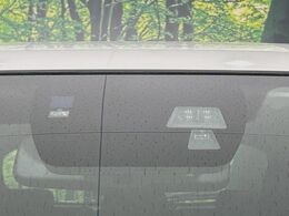 【スマートシティブレーキサポート】低速走行中に前方の車両等を認識し、衝突しそうな時は警報とブレーキで衝突回避と被害軽減をアシスト。より安全にドライブをお楽しみいただけます。