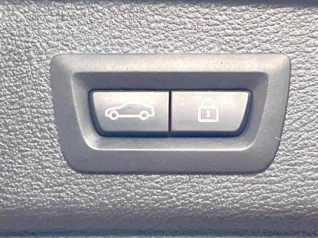 ●電動リアゲート：ワンタッチでリアゲートの開閉ができ、荷物などで両手が塞がっている状態でも簡単に開閉ができる便利機能です。