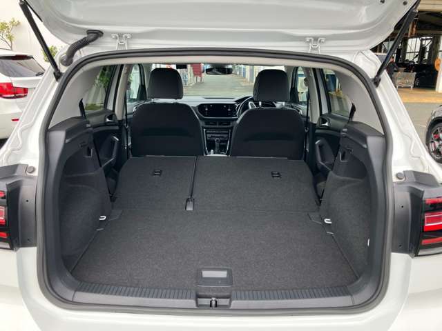 リアシートを倒す事によってとても広いスペースが得られます。トランク開口部も低くてとても使いやすいです。