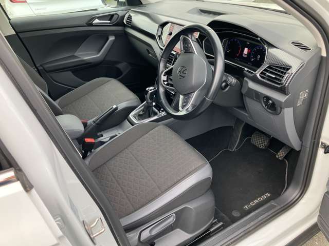 客観的に見て、シミ・汚れもなくキレイで清潔感のあるシートです！　内張りやステアリングにも爪でつきがちな擦り傷もなく良い状態です。ぜひ実物をご確認ください。