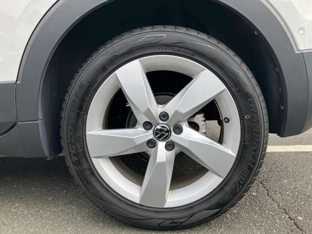 輸入車のホイールはブレーキダストで汚れがちですが、お手入れのしやすいシンプルなホイールが装着されております。ぜひご来場されて実車をご覧ください。お待ちしております。