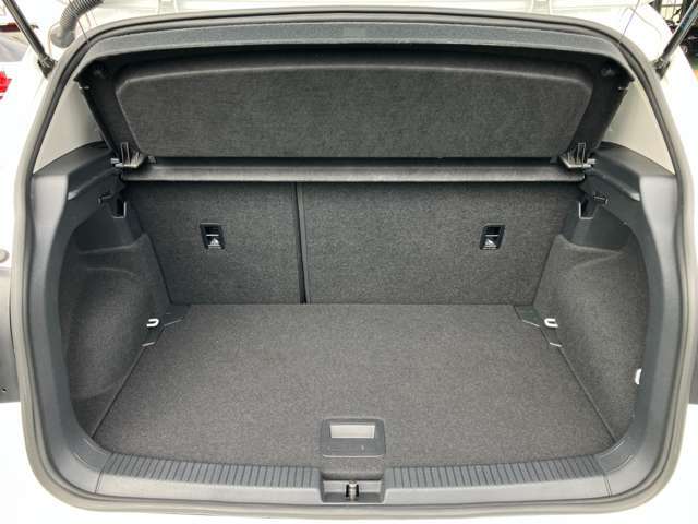 トランクルームの写真です。日常生活で使用する必要なものを積み込むには充分な広さです。実際の使い勝手を是非とも現車にてご確認ください！