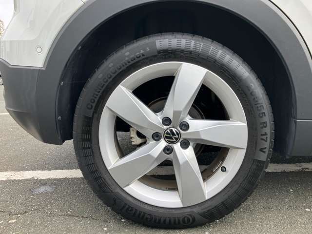輸入車のホイールはブレーキダストで汚れがちですが、お手入れのしやすいシンプルなホイールが装着されております。ぜひご来場されて実車をご覧ください。お待ちしております。