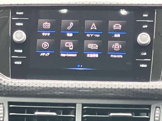 純正モニターが装着されております。タッチパネルで色々な設定変更が可能です。見やすく使いやすく機能的です。ぜひご来場されて実車でご確認ください。