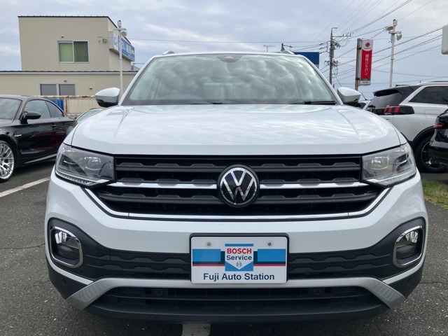 何と言っても車の印象を決めるのはフロントマスクです。個性的で流麗なフォルムをご確認ください。