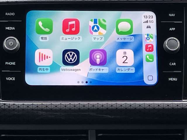 最近ではスマホと接続して純正のモニターにナビアプリを表示する車両が大多数となっております。こちらの車両もディスプレイモニターが装備されています