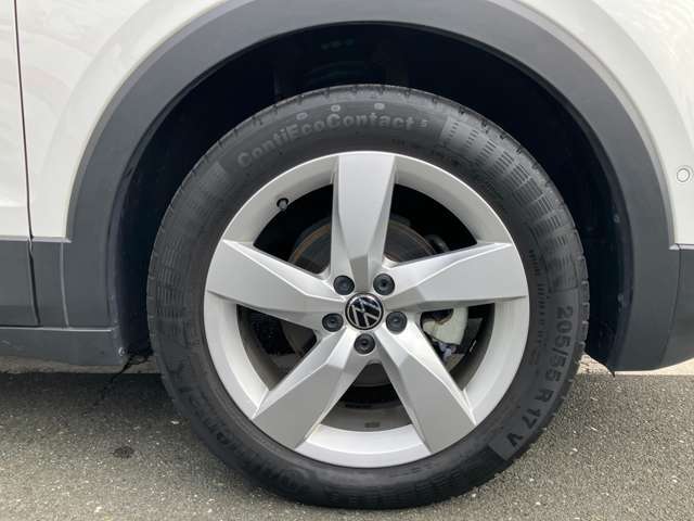 輸入車のホイールはブレーキダストで汚れがちですが、お手入れのしやすいシンプルなホイールが装着されております。ぜひご来場されて実車をご覧ください。お待ちしております。