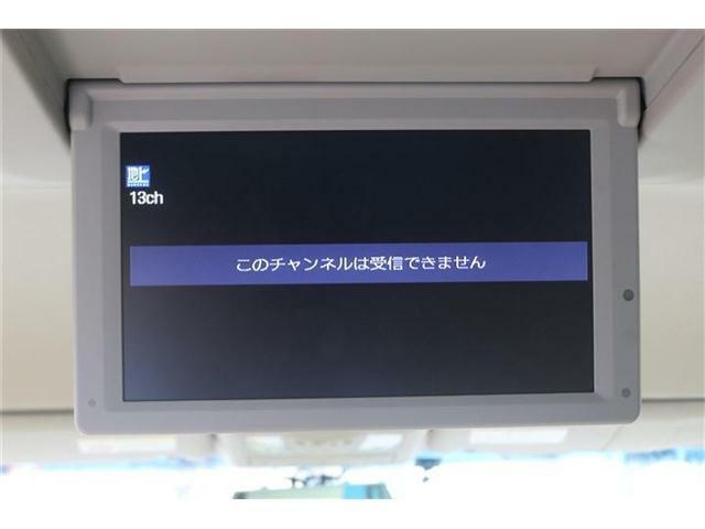 後席モニター付きとなっておりますので、長距離のドライブでも退屈しませんね♪