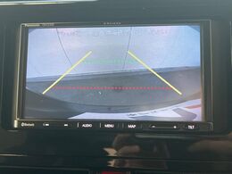 【バックカメラ】駐車時に後方がリアルタイム映像で確認できます。大型商業施設や立体駐車場での駐車時や、夜間のバック時に大活躍！運転スキルに関わらず、今や必須となった装備のひとつです！