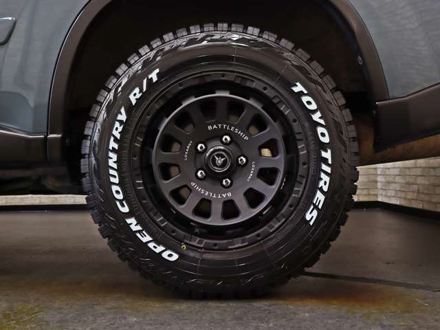 アルミホイールと車体のマッチングもセンスが問われる部分ですね。アルミホイール、タイヤ共に新品を使用しておりますのでご安心下さい。純正ホイールやスタッドレスタイヤについてもお気軽にご相談下さい。