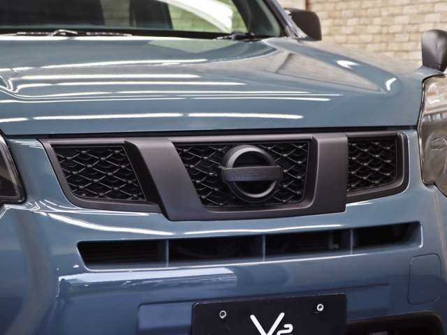 フロントグリルのブラックアウトやマークレス加工、メッキグリルの取り付け等、細かい部分のカスタムも全て私達にお任せ下さい。