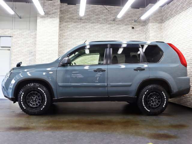 リフトアップによって、エクストレイルがもつ重厚感を、より一層引き立てています。