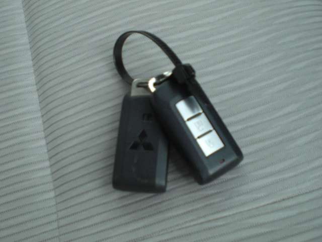 何かと便利なスマートキー！！セキュリティも兼ね備えております。車によってはキーを挿さずにエンジン始動可能も有りますよ！！