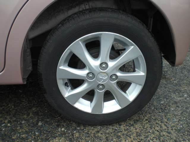 タイヤの目もしっかり有りますよ！車の基本性能の止まる部分に大事な役割をしますからね！！
