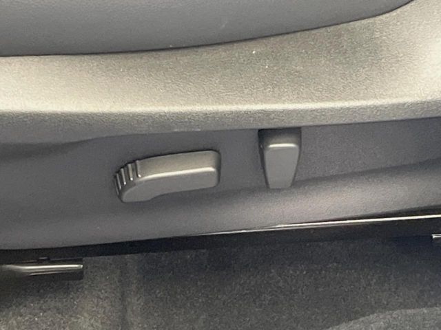 【パワーシート】スイッチ一つで簡単にシートの微調整が可能！電動だから力もいりません！快適なシートポジションにセットして、快適なドライブをお楽しみください。
