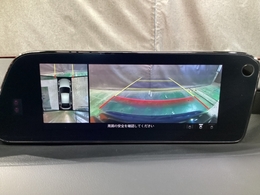 狭い場所での駐車やすれ違いなどでより的確な運転操作に役立つ360°ビューモニターが装備されています。