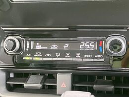 【オートエアコン】一度お好みの温度に設定すれば、車内の温度を検知し風量や温度を自動で調整。暑い…寒い…と何度もスイッチ操作をする必要はありません。快適な車内空間には必須の機能ですね♪