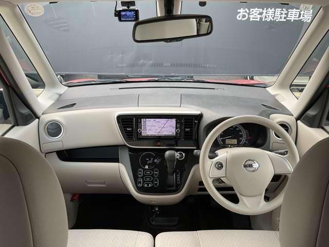 前席内装の全体像です。是非実車をご覧になってください☆