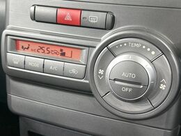 【オートエアコン】一度お好みの温度に設定すれば、車内の温度を検知し風量や温度を自動で調整。暑い…寒い…と何度もスイッチ操作をする必要はありません。快適な車内空間には必須の機能ですね♪