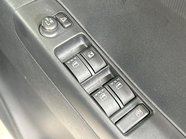 【電動格納ミラー】サイドミラーは電動格納式となっており、狭い駐車場でもキズがつくリスクを抑えられます。