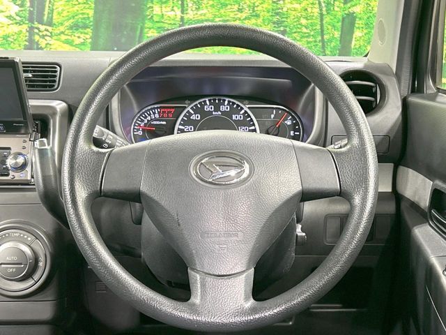 インテリアに合わせたデザインのステアリングは、運転される方のことも考え、運転しやすい形状、大きさです。是非一度、実際に触ってお確かめください。