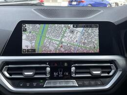 【純正ナビゲーション】BMWのナビゲーションは操作性も良く、詳細な地図情報と交通状況を見やすく表示し、快適なドライビングをサポートしながら目的地までナビゲートします。