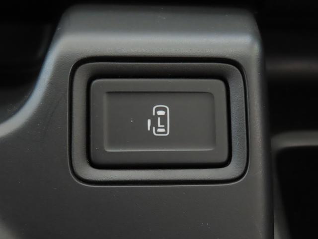 後席左側電動スライドドアになります。