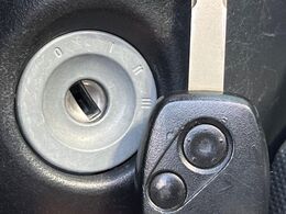 【キーレス】少し離れた場所からでもボタン一つでドアの開錠・施錠ができるのでとっても便利！ドアの鍵穴周りに傷をつけることもありません♪