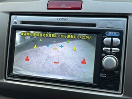【バックカメラ】駐車時に後方がリアルタイム映像で確認できます。大型商業施設や立体駐車場での駐車時や、夜間のバック時に大活躍！運転スキルに関わらず、今や必須となった装備のひとつです！