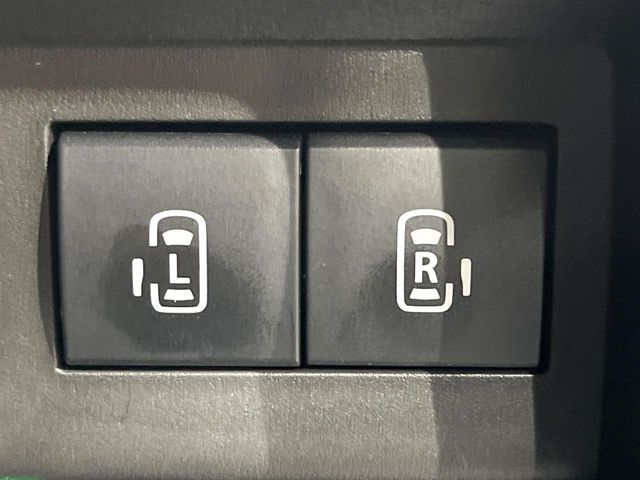 【両側パワースライドドア】スマートキーや運転席のスイッチで後席両側スライドドアの開閉が可能♪電動だから力を入れてドアを開ける必要が無く、小さなお子様でも簡単に開け閉めでき快適です♪
